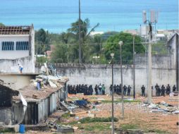 La Policía Militarizada ingresó ayer a la prisión para poner fin a los cruentos enfrentamientos que dejaron 26 muertos. EFE / N. Douglas