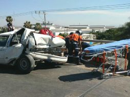 Alrededor de las 13:30 horas, bomberos de Tlajomulco y Cruz Verde Zapopan atienden el accidente. ESPECIAL /