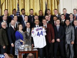 Los Cachorros le obsequiaron a Obama una camiseta de béisbol con el número 44. AP / P. Monsivais