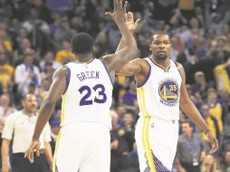 Líderes. Draymond Green (#23) y Kevin Durant (#35) ayudaron a nulificar a los Cavaliers de LeBron James. AFP / E. Shaw