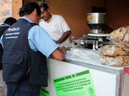 El delegado de la Profeco, señala que además de tortillerías mantienen monitoreados establecimientos comerciales. SUN / ARCHIVO