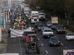 Los inconformes marcharon desde el kilómetro 14 de la carretera a Chapala hasta la terminal aérea. EL INFORMADOR / M. Vargas