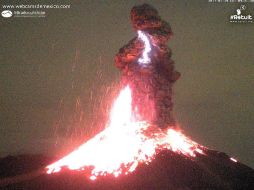 El llamado Volcán de Fuego presenta una explosión con emisión de material incandescente a las 04:32 horas de este jueves. TWITTER / @webcamsdemexico