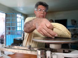 La harina de maíz de Grupo Maseca se utiliza para elaborar tortillas; hoy anuncian que mantendrán su precio. NTX / ARCHIVO