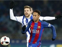 El jugador blaugrana Neymar (D) escapa de Illarramendi (I), de la Real Sociedad. EFE / J. Herrero