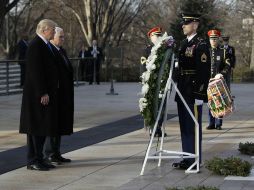 Donald Trump, inició hoy la agenda de actos oficiales de su investidura con una ofrenda floral en la tumba del soldado desconocido. AP / E. Vucci