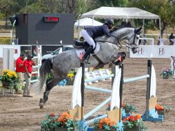 Pizarro, a lomos de “Lord Z Mb”, logró un tiempo de 33.30 segundos en la prueba libre con obstáculos a 1.40 metros. EL INFORMADOR / M. Vargas