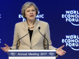 Theresa May asegura que aunque Reino Unido optó por el 'brexit', no da la espalda a sus amigos. AP / L. Gillieron