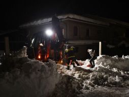 Rescatistas trabajan en la zona del desastre. Se calcula que al menos 25 personas se hospedaban en el hotel siniestrado. AFP / F. Monteforte