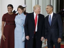 Obama y su esposa Michelle recibieron a Trump y Melania en la pequeña escalinata de acceso a la Casa Blanca. AP / E. Vucci