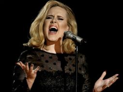 El año pasado la voz de la cantante comenzó a desafinar, Adele explicó que se trataba de problemas con los micrófonos. AP / ARCHIVO