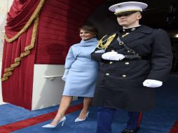 Con el cabello recogido, guantes de gamuza azules y zapatos de tacón alto, la señora Trump fue recibida en la Casa Blanca. AP / P. Saul