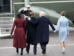 Barack y Michelle Obama dejan este viernes la Casa Blanca tras entregar el poder a Donald Trump. EFE / J. Angello