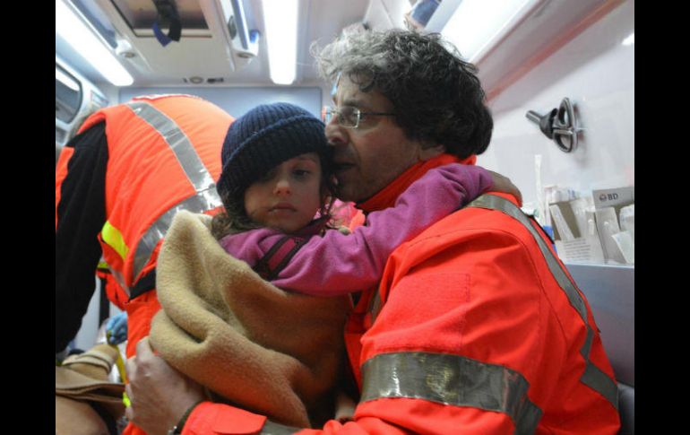 Las operaciones de salvamento se desarrollan con cautela debido al temor de que la estructura del establecimiento pueda hundirse. AP / C. Lattanzio