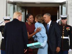 Al saludar a Michelle, Melania le entregó una caja azul claro, característica de la tienda de joyería Tiffany's. AFP / J. Watson