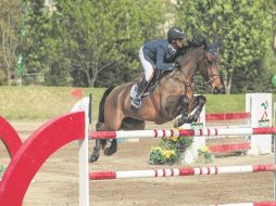 El binomio de La Hípica formado por Juan Manuel Luzardo y “Stan” realiza su recorrido durante la prueba estelar celebrada ayer. EL INFORMADOR / F. Atilano