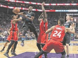 La figura. Kemba Walker salta entre dos rivales para conseguir dos de sus 32 puntos ayer ante Toronto. AP / C. Burton