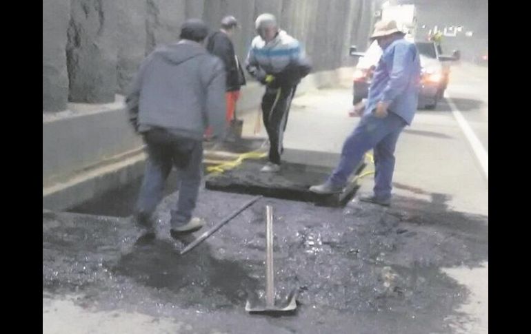 Nocturnos. Los trabajos se realizan por las noches para no afectar el tránsito de los vehículos por el ingreso Sur de la metrópoli. ESPECIAL /