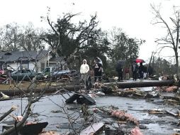 Según dicen, se reportó un ''daño masivo'' en un área de tres condados golpeada por el tornado alrededor de las 04:00 horas. AP / R. Moore