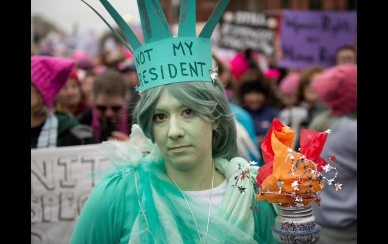 Un funcionario municipal en Washington dice que la asistencia a la marcha es de medio millón, más del doble de lo previsto. EFE / T. Van Auken