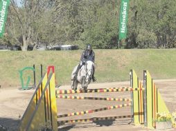 Gran Premio. Nicolás Pizarro montando a 'Lord Z Mb' se proclamó como el gran triunfador ayer en la Hípica. EL INFORMADOR / P. Franco