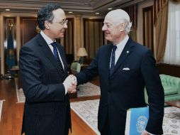 El ministro de Exteriores de Kazajistán, Kairat Abdrakhmanov, y el enviado especial de la ONU para Siria, Staffan de Mistura. EFE / I. Omarov