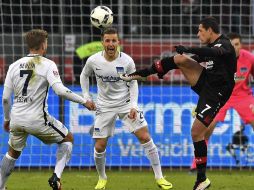 El delantero mexicano, Javier Hernández, buscó la pelota y tuvo varias oportunidades de gol durante el partido. AP / M. Meissner