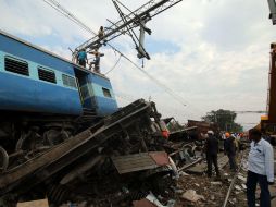 Los socorristas buscan más sobrevivientes, en la última de una serie de tragedias por la vetusta red ferroviaria del país. EFE / R. Naveen