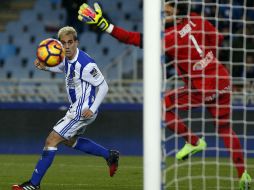 Juanmi marca el tanto de la Real Sociedad. EFE / J. Etxezarreta