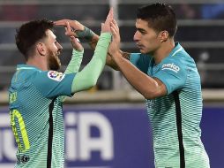 Messi (I) y Suárez (D) celebran la victoria de los blaugrana. AP / A. Barrientos