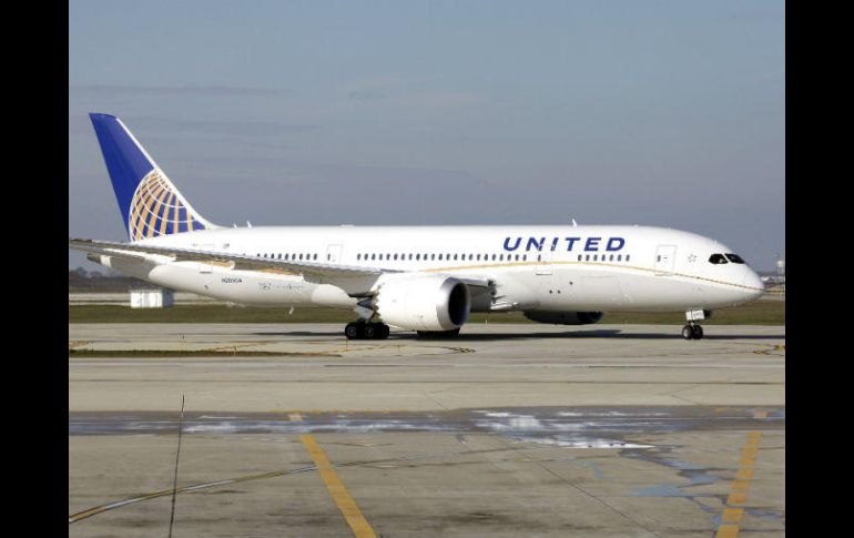 United es la tercera aerolínea más grande del mundo por su tamaño de flota, al contar con más de 700 aviones. AP / ARCHIVO