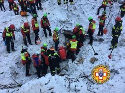 Bomberos trabajan en un hotel sepultado por miles de toneladas de nieve, rocas, ramas y lodo. AFP / CNSAS