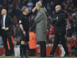 Wenger es expulsado del encuentro durante la parte final del compromiso. AP / M. Egerton