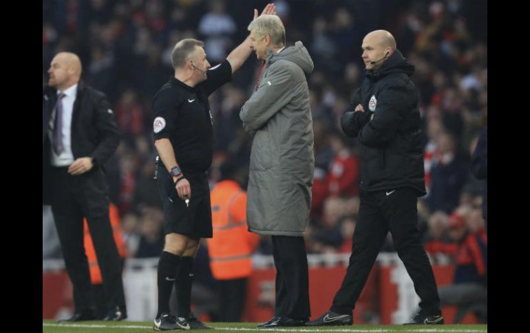 Wenger es expulsado del encuentro durante la parte final del compromiso. AP / M. Egerton