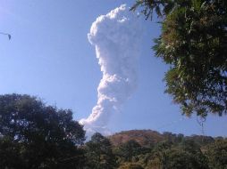 La exhalación del volcán ocurrió a las 15:48 horas. TWITTER / @PCJalisco