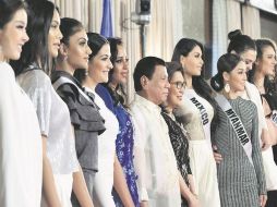 En Filipinas. Kristal posa junto al presidente filipino, Rodrigo Duterte, y con el resto de las candidatas a Miss Universo. EFE /