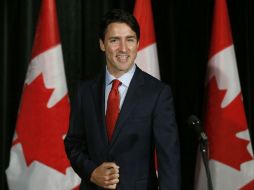 Justin Trudeau saluda a la prensa antes de reunirse con su gabinete. AP / T. Korol