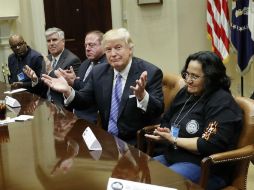 Donald Trump acompañado de líderes sindicales en el salón Roosevelt de la Casa Blanca. AP / P. Martínez