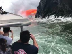 Pudieron presenciar el momento en que la lava incandescente entraba en contacto con el agua. FACEBOOK / Lava Ocean Tours, INC