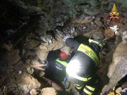 Bomberos lograron llegar hasta el corazón del hotel entrando por pequeños resquicios, pero no hallaron supervivientes. EFE / Bomberos de Italia