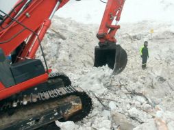 Tras excavar varios metros sólo se han encontrado montañas de cascotes, nieve compacta, troncos de árboles y vigas de cemento. EFE / ARCHIVO