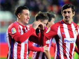 José María Giménez (I) celebra después de anotar el primer tanto del Atlético de Madrid. AFP / A. Guillenea