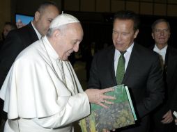 Schwarzenegger y el Papa durante su encuentro en el salón Paulo VI. AP /