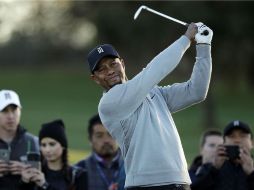 Todas las luces, miradas y cámaras apuntaron hoy sobre Tiger Woods, quien a las 6:40 de la mañana dio su golpe de salida en el torneo. AP / G. Bull