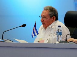 Raúl Castro tendió su mano a Trump durante la cumbre de Estados Latinoamericanos y Caribeños. EFE / L. Muñoz