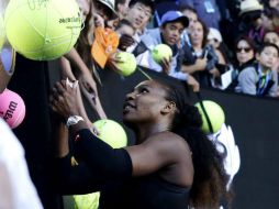 Serena Williams firma autógrafos tras su victoria. EFE / M. Cristino