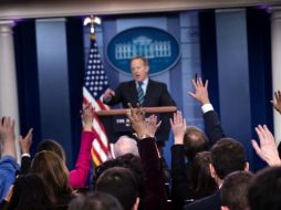 Spicer insiste a los periodistas en que Trump ''ha sido muy claro en su intención de construir el muro y cómo sería pagado''. AFP / B. Smialowski