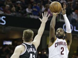 Kyrie Irving (#2) realiza un tiro para conseguir dos de los 28 puntos que tuvo ayer. AP / T. Dejak