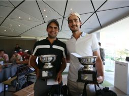 Rodrigo Medina y Juan Diego Plasencia  posan con sus trofeos de campeones. EL INFORMADOR / R. Tamayo