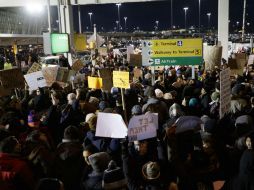 La organización Make the Road exige a Trump dar marcha atrás a su decisión y dejar en libertad a los detenidos en las últimas horas. EFE / J. Lane